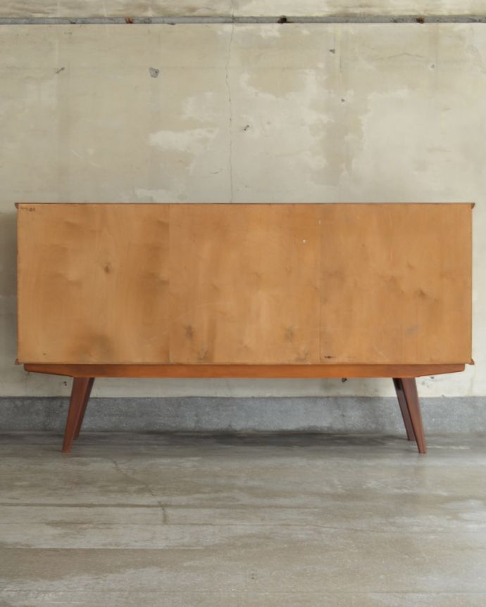 北欧キャビネット　アンティーク家具　北欧スタイルに似合うイギリスのアンティーク家具、引き戸式のヴィンテージサイドボード。きちんとメンテナンスしてあるので、裏側もキレイです。(x-847-f)