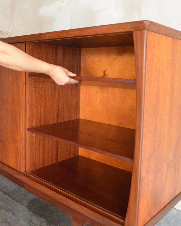 北欧キャビネット　アンティーク家具　北欧スタイルに似合うイギリスのアンティーク家具、引き戸式のヴィンテージサイドボード。棚板は可動です。(x-847-f)