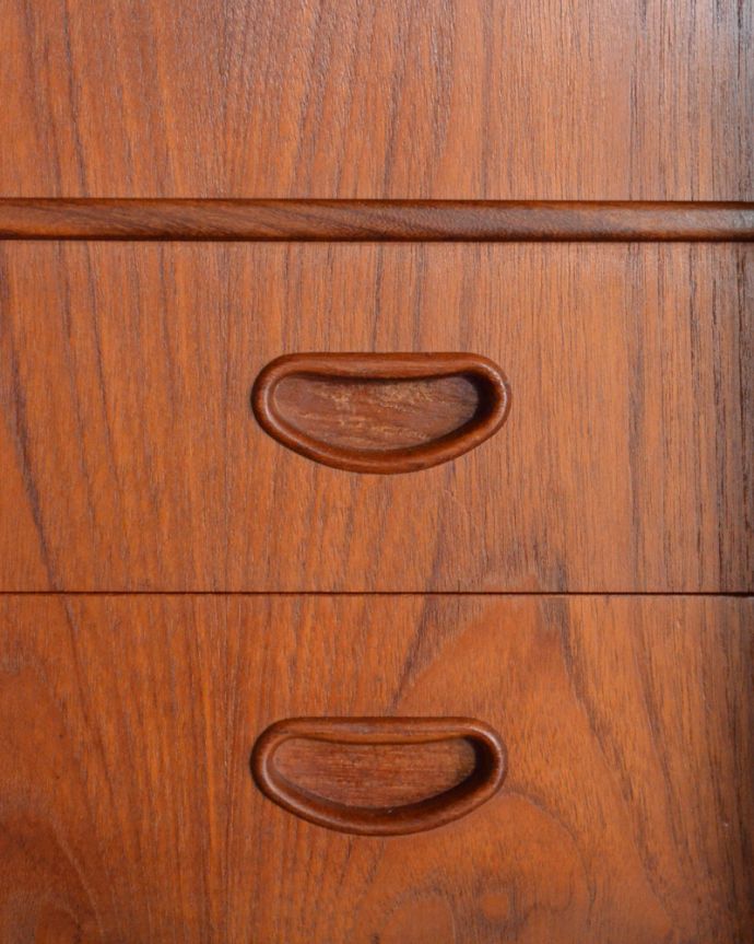 北欧キャビネット　アンティーク家具　北欧スタイルに似合うイギリスのアンティーク家具、引き戸式のヴィンテージサイドボード。シンプルかつ使いやすい取っ手です。(x-847-f)