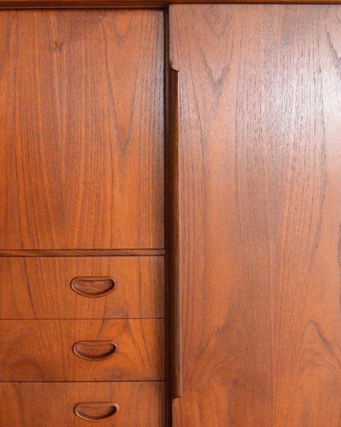 北欧キャビネット　アンティーク家具　北欧スタイルに似合うイギリスのアンティーク家具、引き戸式のヴィンテージサイドボード。北欧家具テイストのデザインです。(x-847-f)