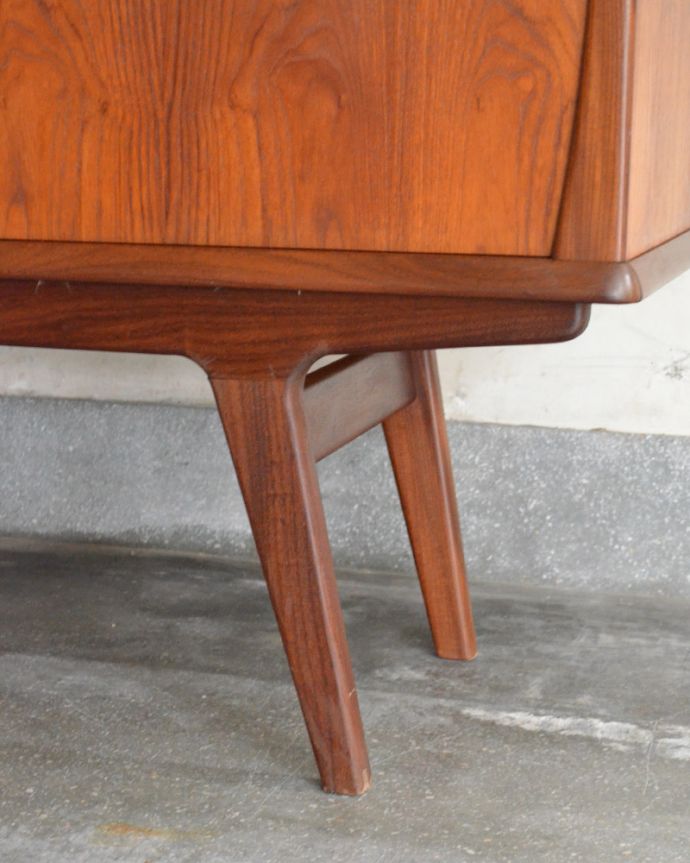 北欧キャビネット　アンティーク家具　北欧スタイルに似合うイギリスのアンティーク家具、引き戸式のヴィンテージサイドボード。きちんと支えます。(x-847-f)