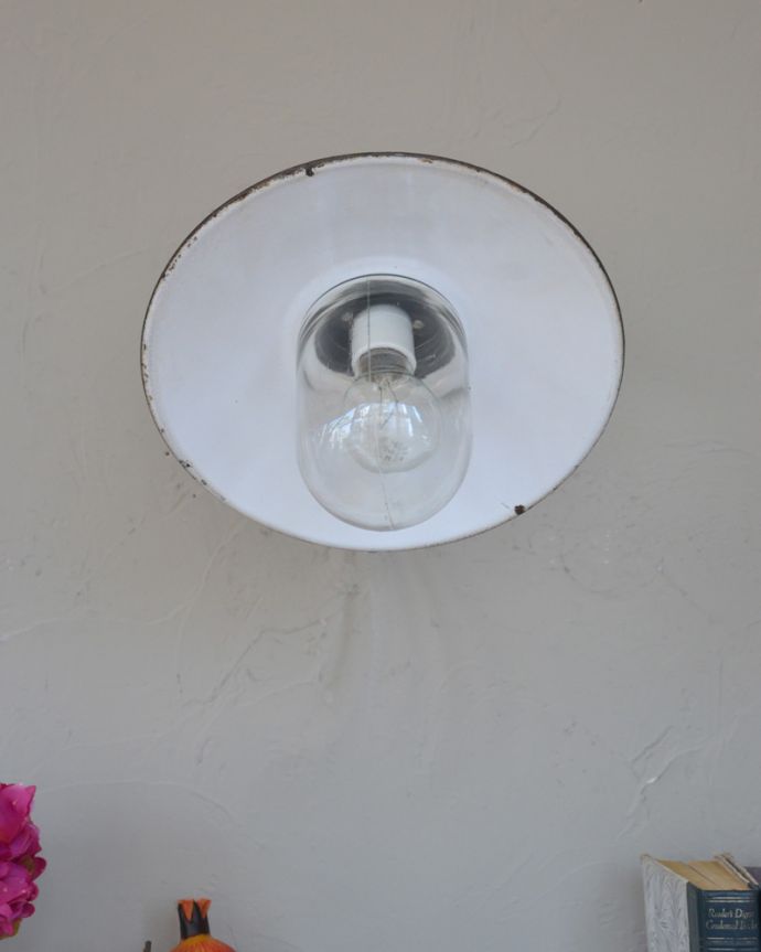 壁付けブラケット　照明・ライティング　フランスの黒いアンティークデッキランプ、ポーチライト(外灯）（E26球付）。ガラスのカバーが付いているので外灯に使えます。(x-847-z)