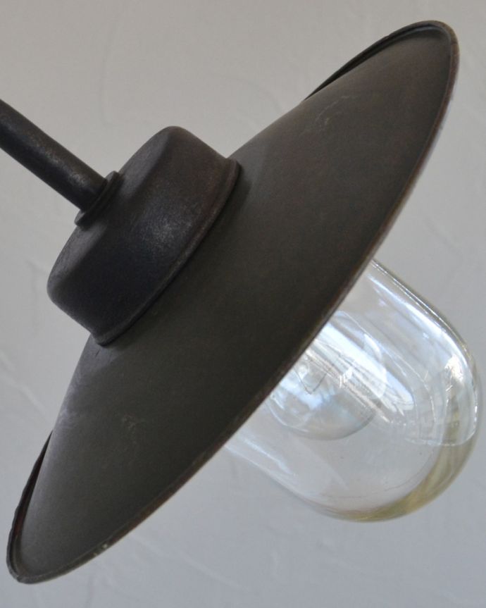 壁付けブラケット　照明・ライティング　フランスの黒いアンティークデッキランプ、ポーチライト(外灯）（E26球付）。かっこいいブラックカラーのシェードです。(x-847-z)