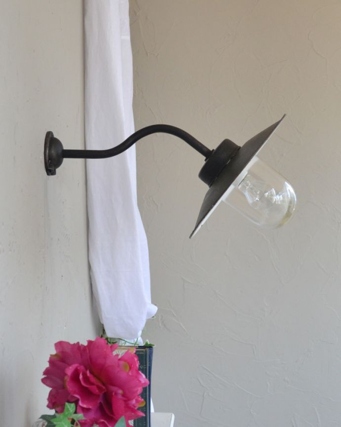 壁付けブラケット　照明・ライティング　フランスの黒いアンティークデッキランプ、ポーチライト(外灯）（E26球付）。横から見ても絵になるデザインです。(x-847-z)