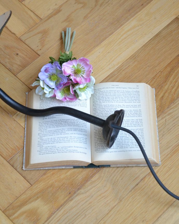 壁付けブラケット　照明・ライティング　フランスの黒いアンティークデッキランプ、ポーチライト(外灯）（E26球付）。※配線に直結するので、電気屋さんによる取り付け工事が必要です。(x-847-z)