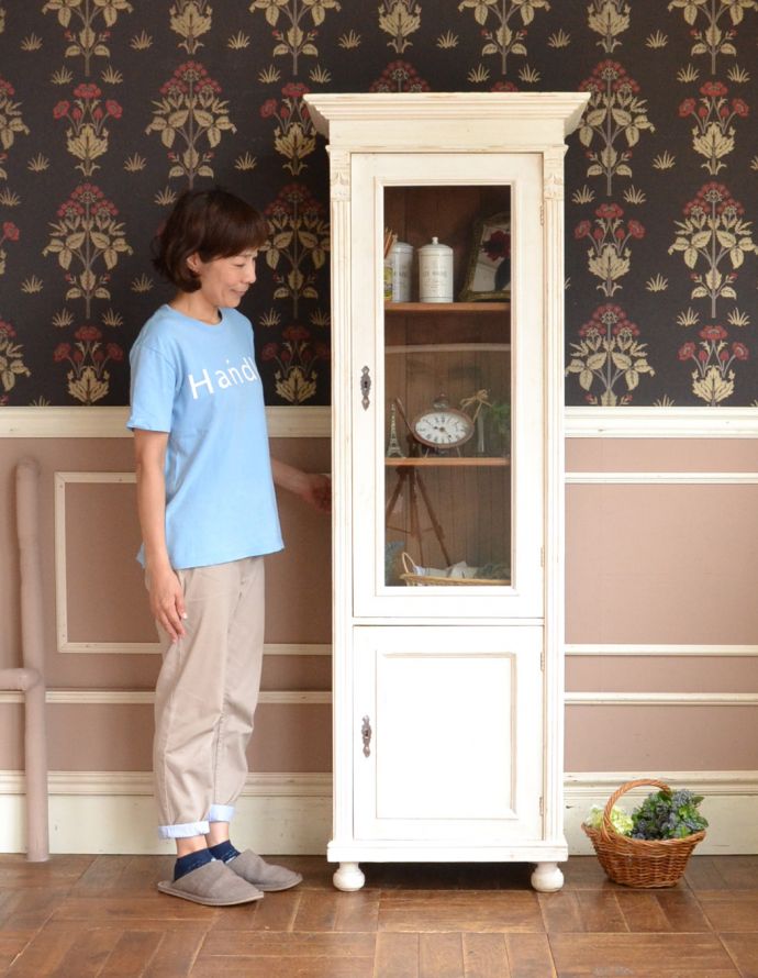 アンティークのキャビネット　アンティーク家具　フランスのアンティーク家具、ホワイトペイントのキレイなガラスキャビネット。落ち着いたスタイルの大人のお部屋作りにピッタリ。(x-848-f)