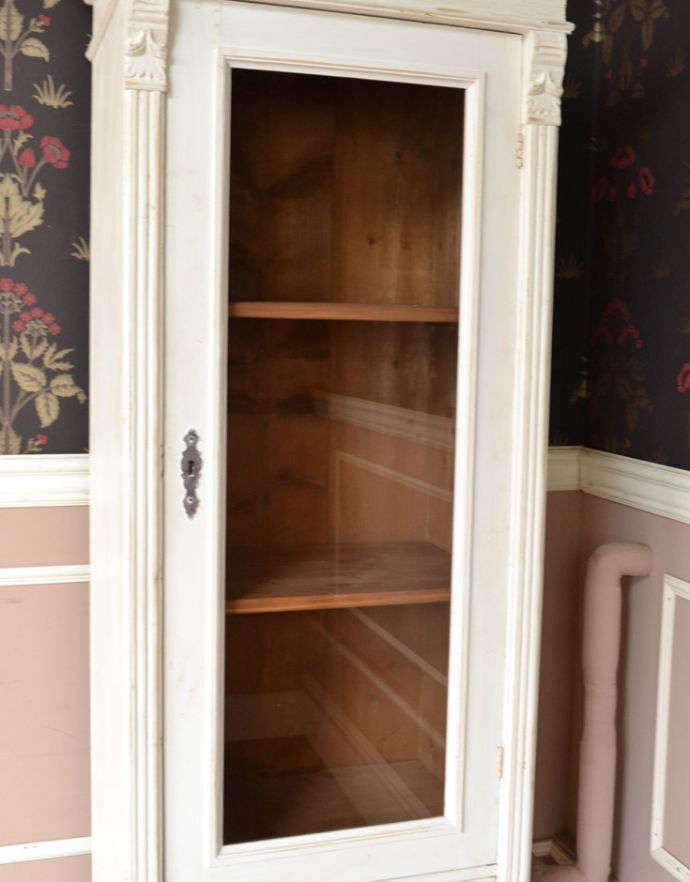 アンティークのキャビネット　アンティーク家具　フランスのアンティーク家具、ホワイトペイントのキレイなガラスキャビネット。お気に入りのディスプレイが映えると、人気のペイントです。(x-848-f)