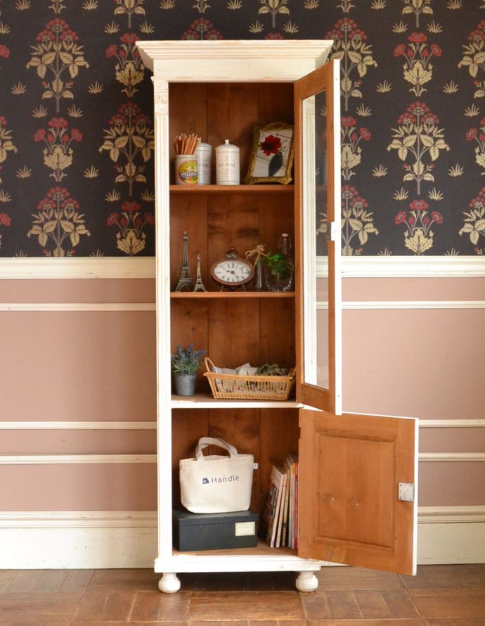 アンティークのキャビネット　アンティーク家具　フランスのアンティーク家具、ホワイトペイントのキレイなガラスキャビネット。見た目の美しさはモチロン、た〜っぷり収納力もある優れたキャビネットです。(x-848-f)