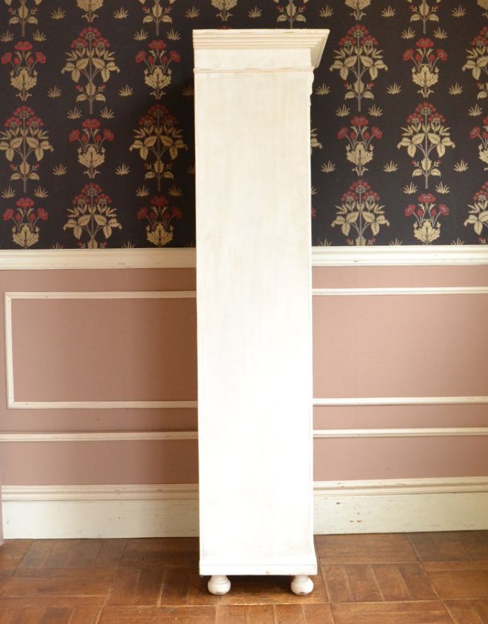 アンティークのキャビネット　アンティーク家具　フランスのアンティーク家具、ホワイトペイントのキレイなガラスキャビネット。サイドもきれいにペイントされています。(x-848-f)