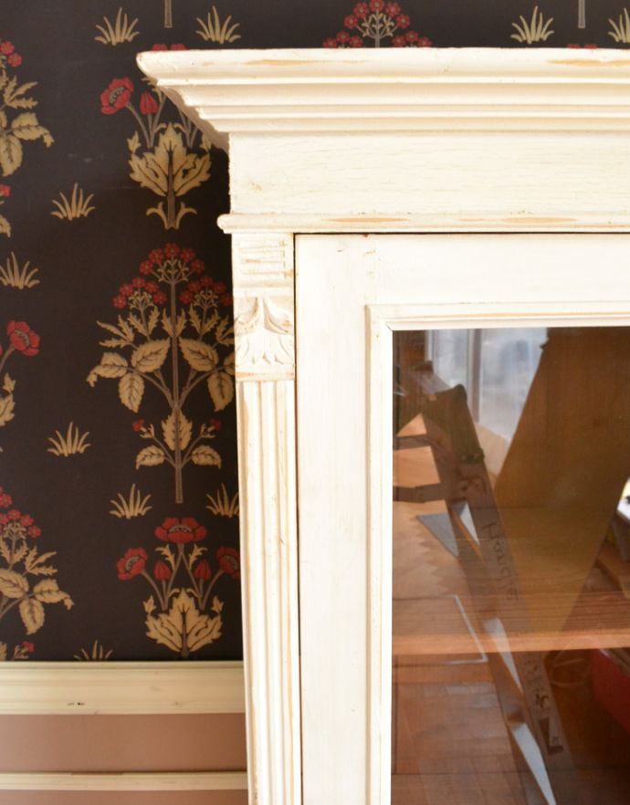 アンティークのキャビネット　アンティーク家具　フランスのアンティーク家具、ホワイトペイントのキレイなガラスキャビネット。美しい彫にうっとり。(x-848-f)