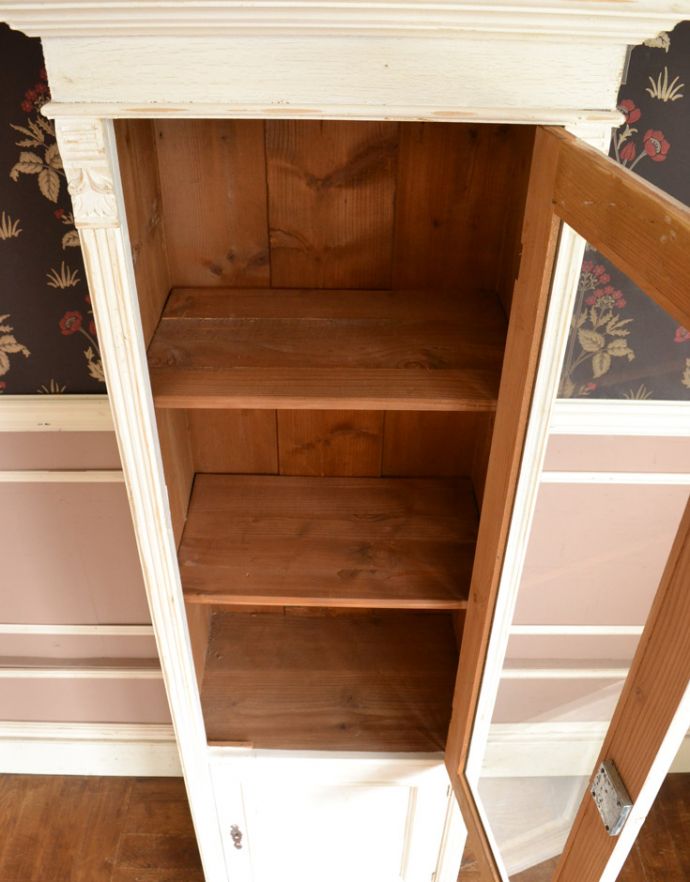 アンティークのキャビネット　アンティーク家具　フランスのアンティーク家具、ホワイトペイントのキレイなガラスキャビネット。内側は木肌のままで仕上がっています。(x-848-f)