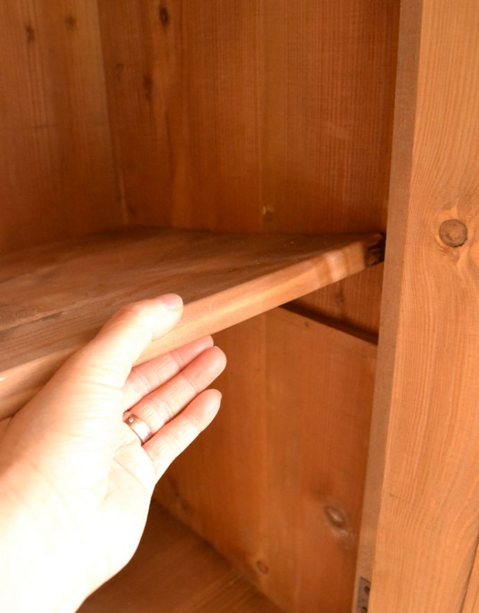 アンティークのキャビネット　アンティーク家具　フランスのアンティーク家具、ホワイトペイントのキレイなガラスキャビネット。棚板があるので、整理整頓がしやすいですよ。(x-848-f)