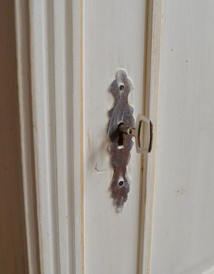 アンティークのキャビネット　アンティーク家具　フランスのアンティーク家具、ホワイトペイントのキレイなガラスキャビネット。ガラス扉、木製の扉それぞれに鍵があります。(x-848-f)