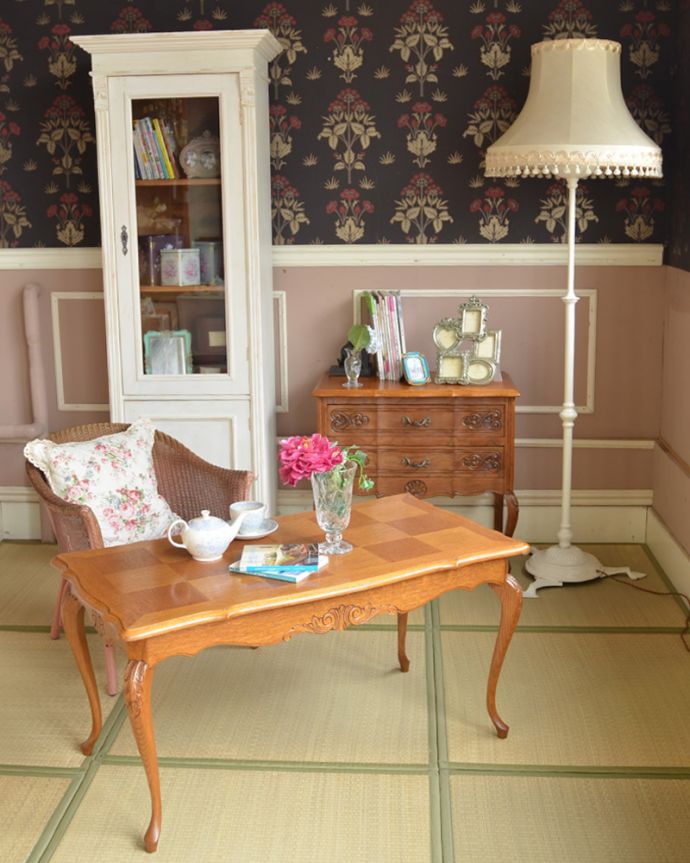 アンティークのキャビネット　アンティーク家具　フランスのアンティーク家具、ホワイトペイントのキレイなガラスキャビネット。フレンチペイントと畳のコラボは全然違うスタイルなのに、意外にも相性バッチリ。(x-848-f)