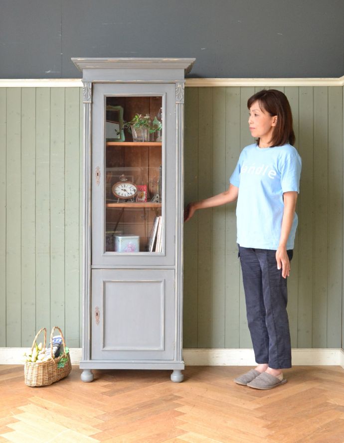 アンティークのキャビネット　アンティーク家具　フランスのアンティーク家具、ペイント仕上げのスリムなガラスキャビネット。落ち着いたスタイルの大人のお部屋作りにピッタリ。(x-849-f)