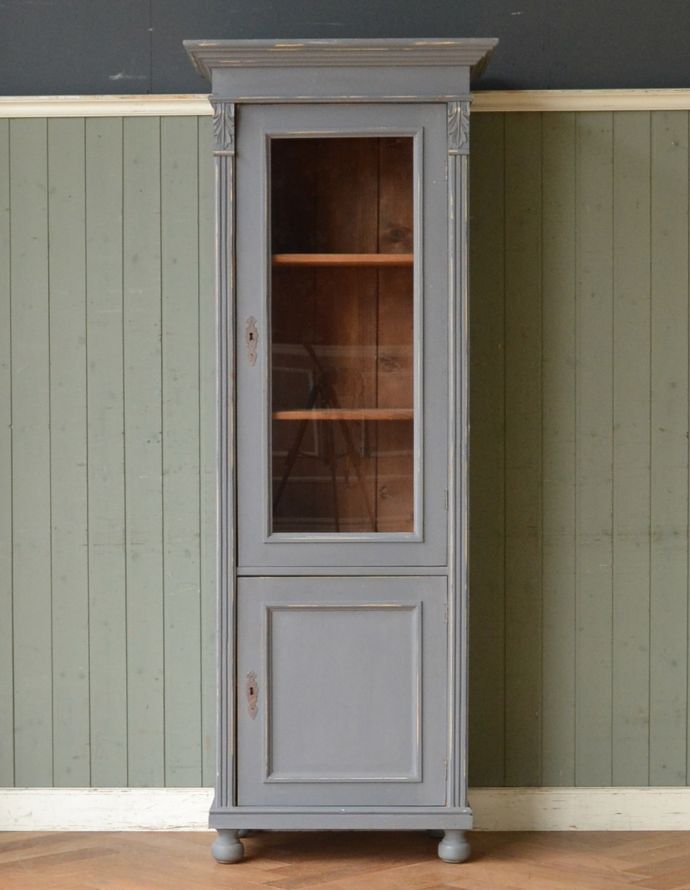 アンティークのキャビネット　アンティーク家具　フランスのアンティーク家具、ペイント仕上げのスリムなガラスキャビネット。お気に入りのディスプレイが映えると、人気のペイントです。(x-849-f)