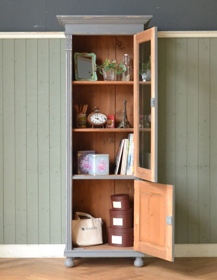 アンティークのキャビネット　アンティーク家具　フランスのアンティーク家具、ペイント仕上げのスリムなガラスキャビネット。見た目の美しさはモチロン、た〜っぷり収納力もある優れたキャビネットです。(x-849-f)