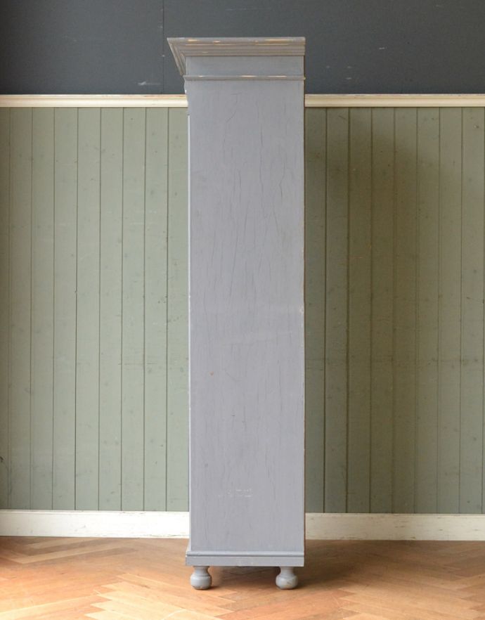 アンティークのキャビネット　アンティーク家具　フランスのアンティーク家具、ペイント仕上げのスリムなガラスキャビネット。サイドもきれいにペイントされています。(x-849-f)