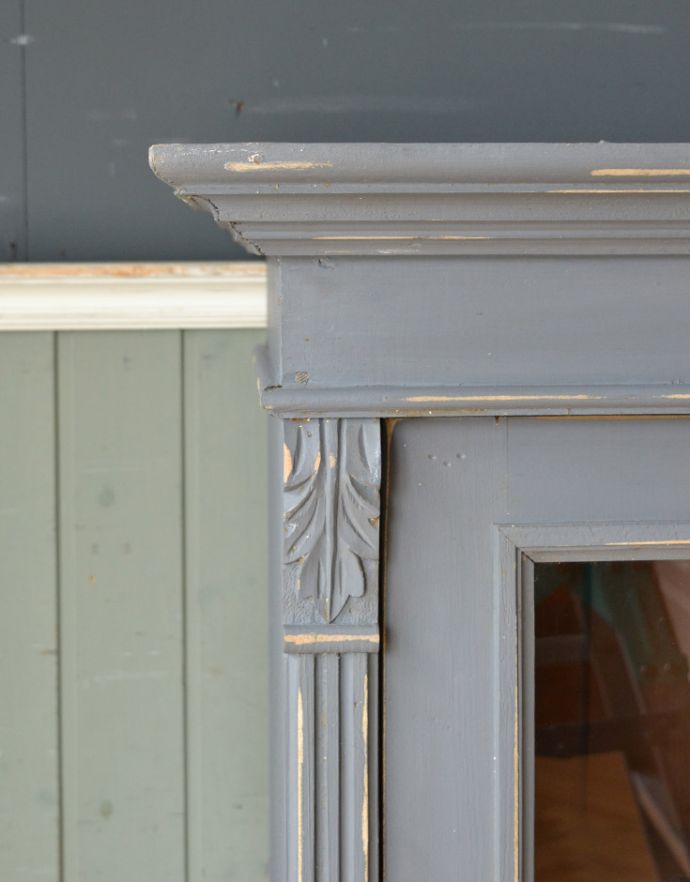 アンティークのキャビネット　アンティーク家具　フランスのアンティーク家具、ペイント仕上げのスリムなガラスキャビネット。美しい彫にうっとり。(x-849-f)