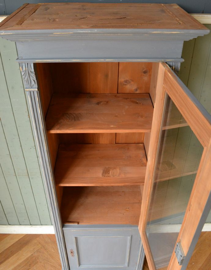 アンティークのキャビネット　アンティーク家具　フランスのアンティーク家具、ペイント仕上げのスリムなガラスキャビネット。内側は木肌のままで仕上がっています。(x-849-f)