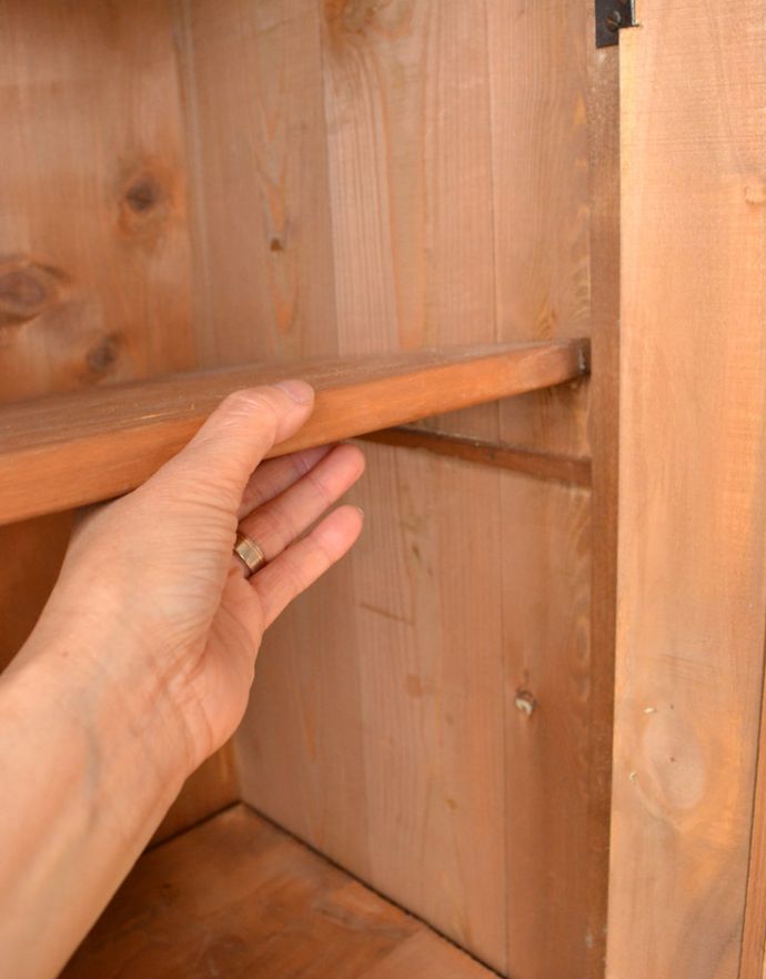 アンティークのキャビネット　アンティーク家具　フランスのアンティーク家具、ペイント仕上げのスリムなガラスキャビネット。棚板があるので、整理整頓がしやすいですよ。(x-849-f)