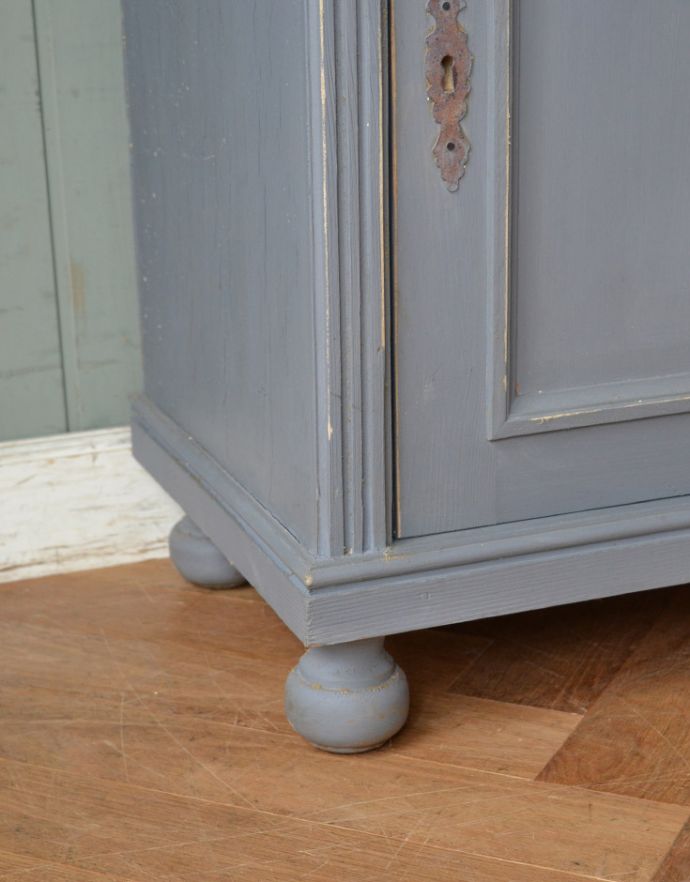 アンティークのキャビネット　アンティーク家具　フランスのアンティーク家具、ペイント仕上げのスリムなガラスキャビネット。玉ねぎ形の脚。(x-849-f)