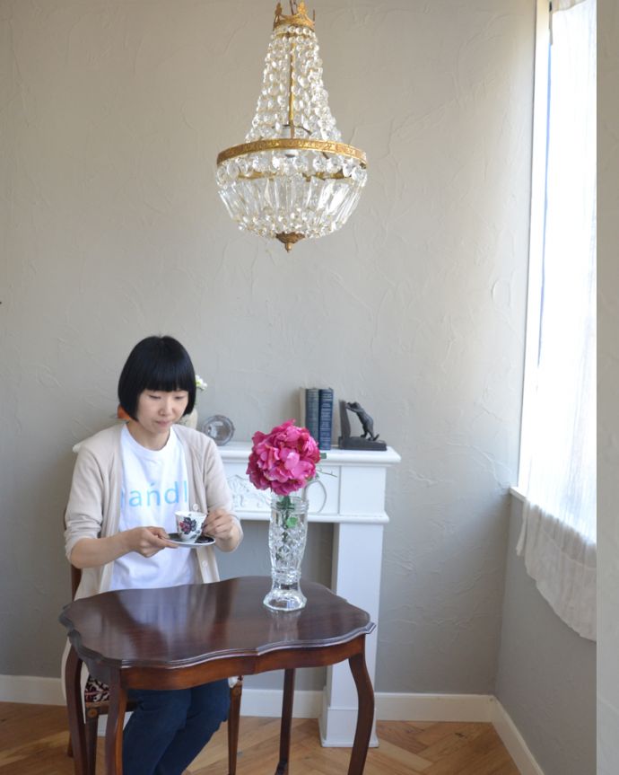 シャンデリア　照明・ライティング　フランス輸入のアンティーク シャンデリア(１灯)（Ｅ17シャンデリア球付）。こんなシャンデリアの下だと、本を読んだりお茶する時間がワクワクしそうです！。(x-850-z)