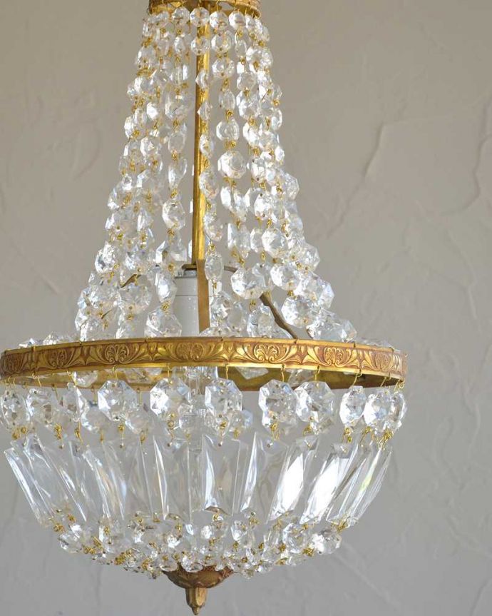 シャンデリア　照明・ライティング　フランス輸入のアンティーク シャンデリア(１灯)（Ｅ17シャンデリア球付）。昼間は灯りをつけなくても、太陽の光でキラキラと輝きます。(x-850-z)