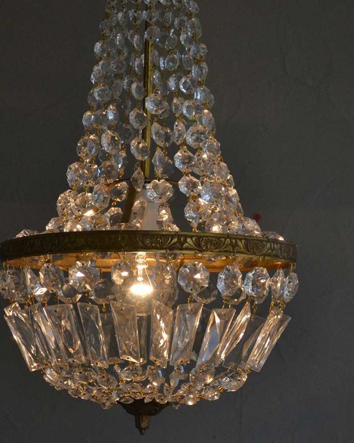 シャンデリア　照明・ライティング　フランス輸入のアンティーク シャンデリア(１灯)（Ｅ17シャンデリア球付）。たっぷり付いたガラスのアクセサリーのゆらめきがロマンチックです。(x-850-z)