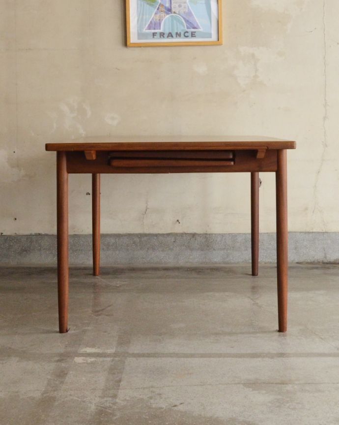 G-PLAN(Gプラン) アンティーク家具 G-PLANフレスコシリーズのヴィンテージ家具、伸張式のダイニングテーブル。片開きの状態でもご使用頂けます。(x-853-f)