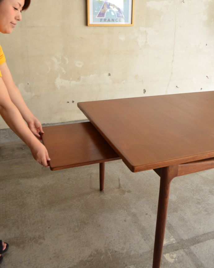 G-PLAN(Gプラン) アンティーク家具 G-PLANフレスコシリーズのヴィンテージ家具、伸張式のダイニングテーブル。天板の下に、伸張用の天板が収納されています。(x-853-f)