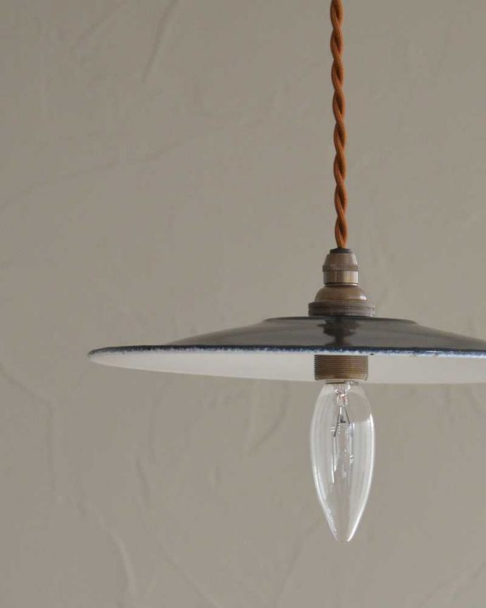 ペンダントライト　照明・ライティング　北欧テイストのアンティーク照明、ホウロウ製のペンダントライト（コード・シャンデリア電球付き・ギヤラリーなし）。シェードは、アンティークのため、誤差があったり、キズ、汚れが入っている場合もあります。(x-854-z)