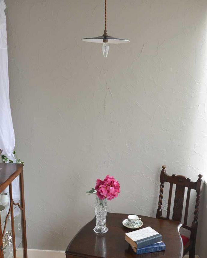 ペンダントライト　照明・ライティング　北欧テイストのアンティーク照明、ホウロウ製のペンダントライト（コード・シャンデリア電球付き・ギヤラリーなし）。お部屋作りのアクセントにピッタリ。(x-854-z)