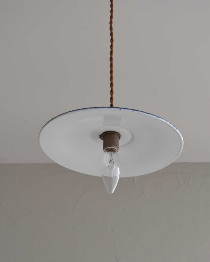 ペンダントライト　照明・ライティング　北欧テイストのアンティーク照明、ホウロウ製のペンダントライト（コード・シャンデリア電球付き・ギヤラリーなし）。あたたかい光がお部屋を包み込みます。(x-854-z)