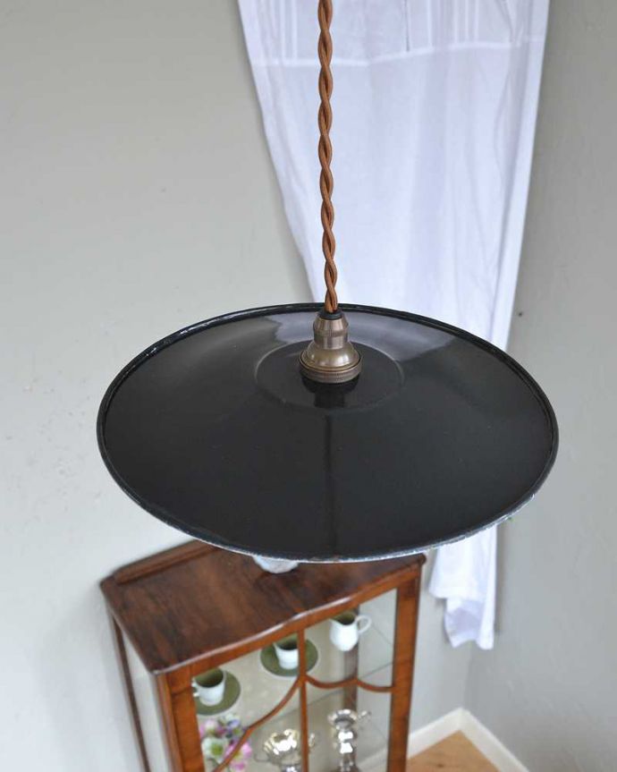 ペンダントライト　照明・ライティング　北欧テイストのアンティーク照明、ホウロウ製のペンダントライト（コード・シャンデリア電球付き・ギヤラリーなし）。コードは50、80cm以外にも、ご希望の長さで加工してお届けします。(x-854-z)