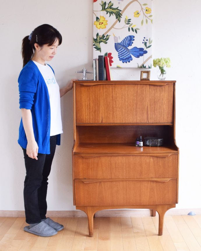 ビューロー　アンティーク家具　お片付けはお任せ！北欧テイストのシンプルなヴィンテージビューロー（デスク）。書き物やパソコンをする時は、扉を開いて使ってください。(x-856-f)