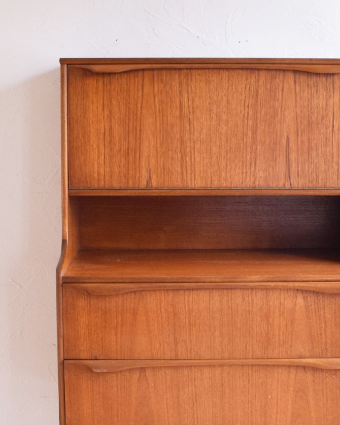 ビューロー　アンティーク家具　お片付けはお任せ！北欧テイストのシンプルなヴィンテージビューロー（デスク）。本棚とパソコンスペース、両方欲しい方にオススメなのが、このビューロー！スマートで北欧スタイルに似合うキャビネットです。(x-856-f)