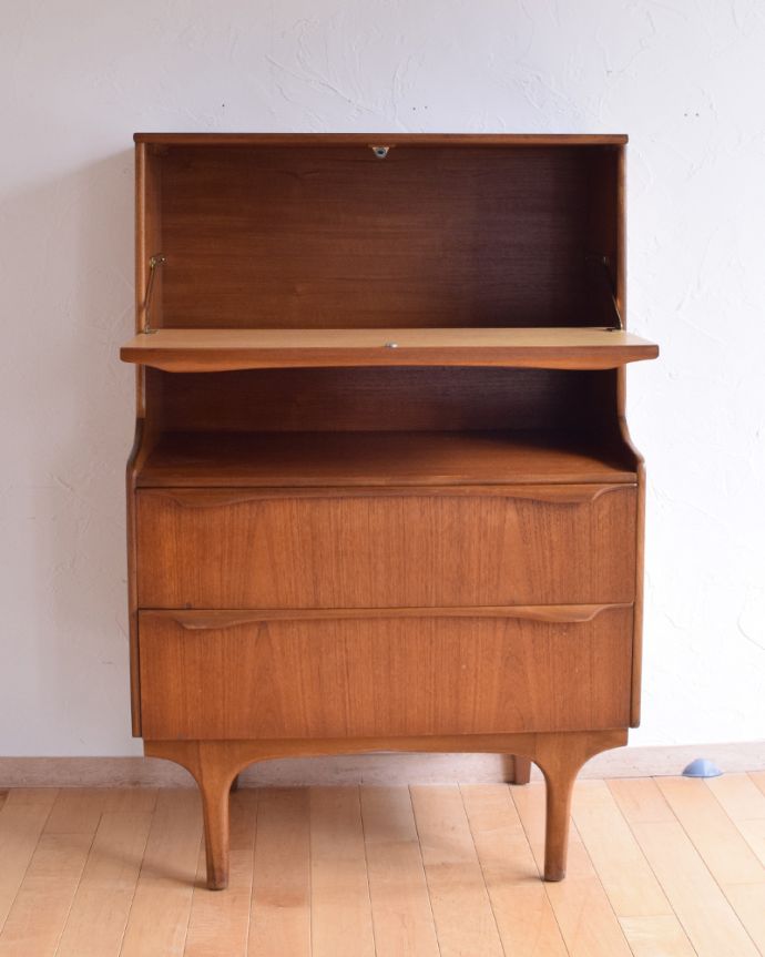 ビューロー　アンティーク家具　お片付けはお任せ！北欧テイストのシンプルなヴィンテージビューロー（デスク）。扉の中は、広々とした収納スペース。(x-856-f)