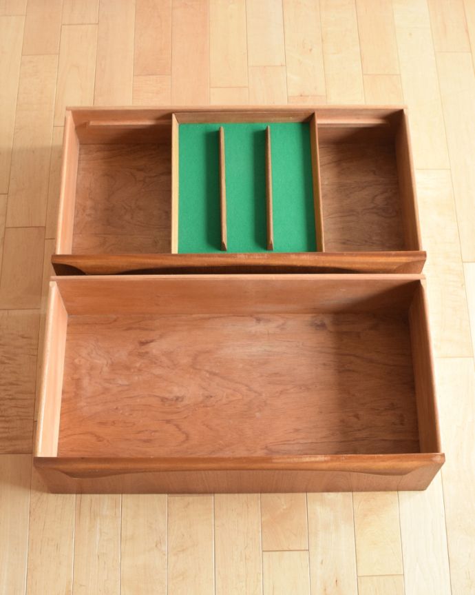 ビューロー　アンティーク家具　お片付けはお任せ！北欧テイストのシンプルなヴィンテージビューロー（デスク）。引き出しは２杯付いています。(x-856-f)