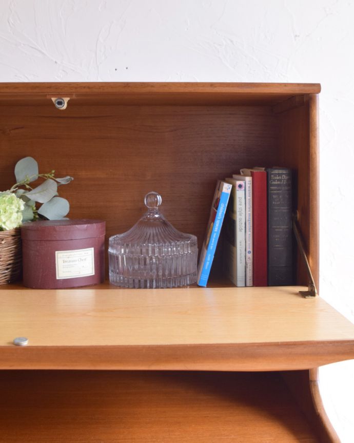 ビューロー　アンティーク家具　お片付けはお任せ！北欧テイストのシンプルなヴィンテージビューロー（デスク）。このように文庫本サイズが収納できます。(x-856-f)