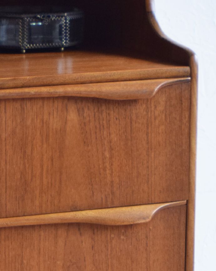 ビューロー　アンティーク家具　お片付けはお任せ！北欧テイストのシンプルなヴィンテージビューロー（デスク）。オシャレな木の取っ手は、扉と引き出しともにお揃いです。(x-856-f)