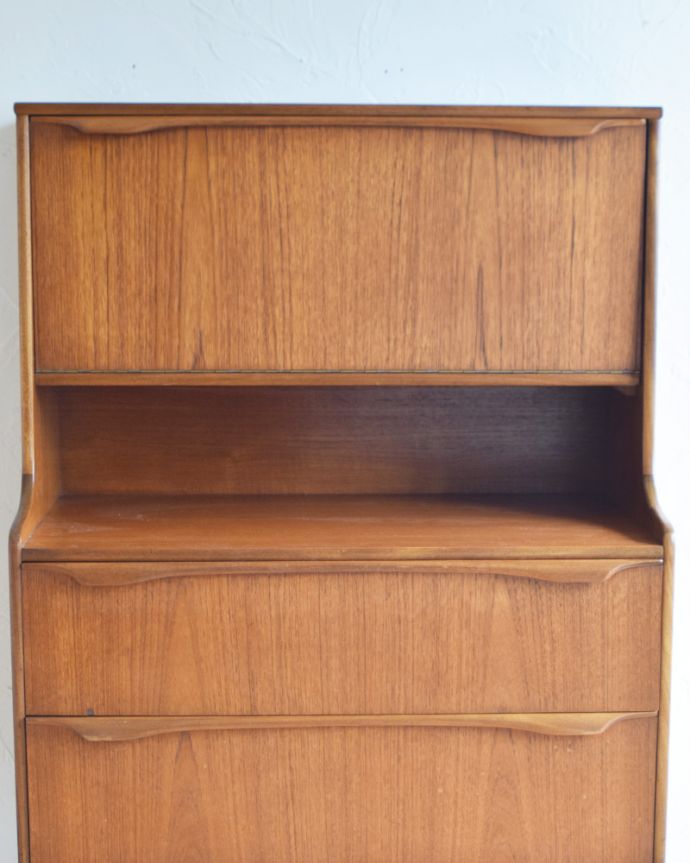 ビューロー　アンティーク家具　お片付けはお任せ！北欧テイストのシンプルなヴィンテージビューロー（デスク）。扉と引き出しの中央に、オープン収納があります。(x-856-f)