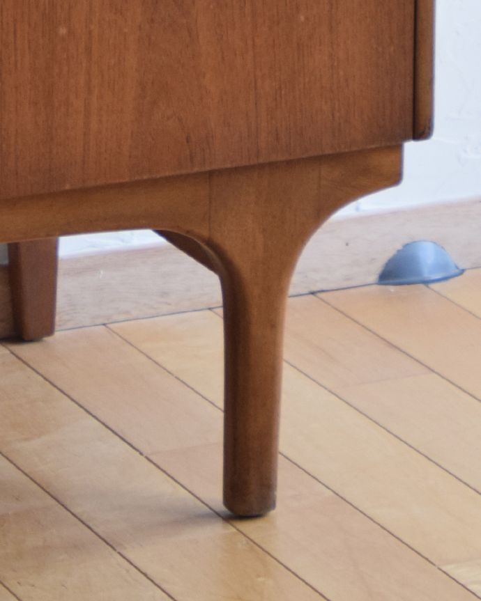 ビューロー　アンティーク家具　お片付けはお任せ！北欧テイストのシンプルなヴィンテージビューロー（デスク）。脚はすっきりしたデザインです。(x-856-f)