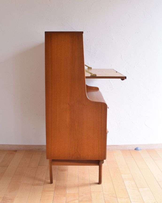 ビューロー　アンティーク家具　お片付けはお任せ！北欧テイストのシンプルなヴィンテージビューロー（デスク）。横から見てもピカピカです。(x-856-f)