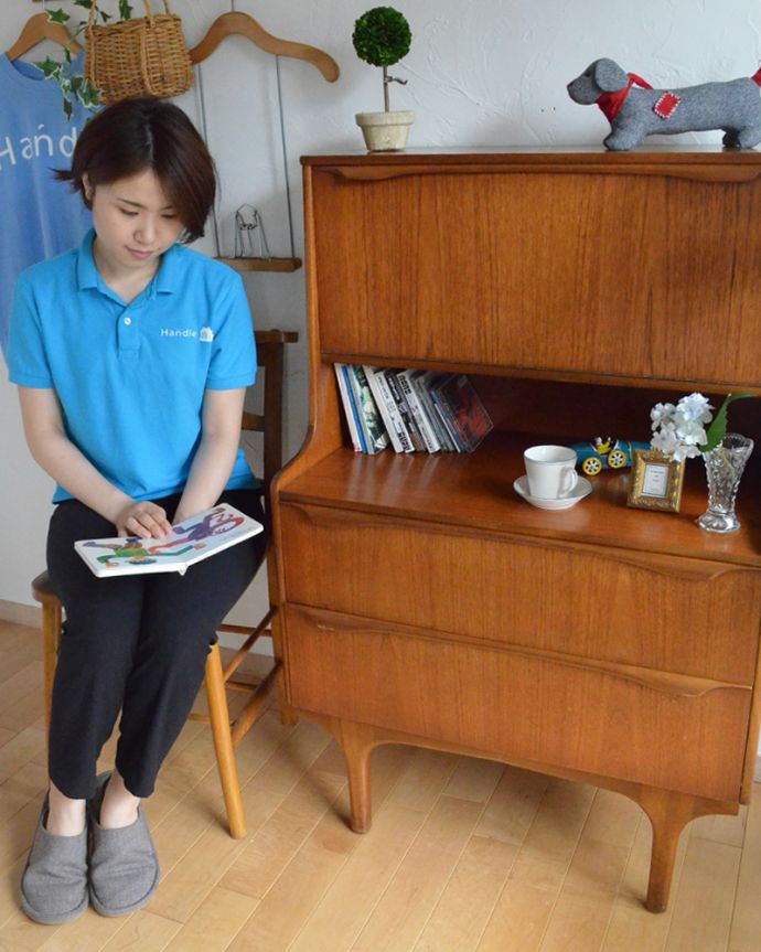 ビューロー　アンティーク家具　お片付けはお任せ！北欧テイストのシンプルなヴィンテージビューロー（デスク）。このステキなキャビネットは、正直、場所を問わずどこに置いても似合う！。(x-856-f)