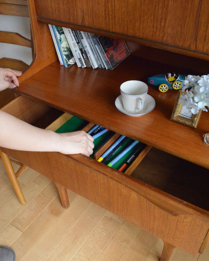 ビューロー　アンティーク家具　お片付けはお任せ！北欧テイストのシンプルなヴィンテージビューロー（デスク）。浅い引き出しには、仕切りが付いているので筆記用具の収納にもピッタリ。(x-856-f)