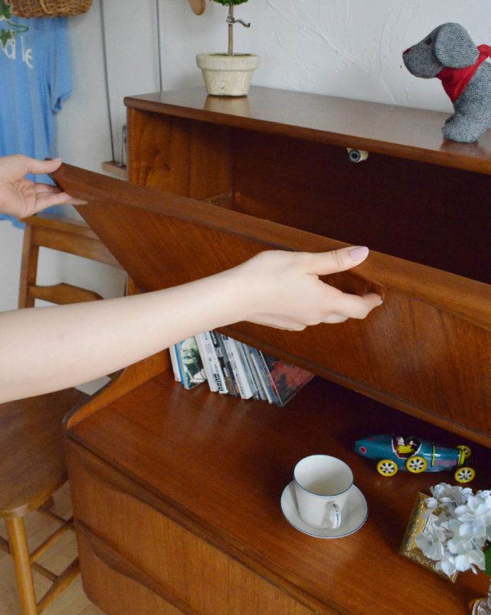 ビューロー　アンティーク家具　お片付けはお任せ！北欧テイストのシンプルなヴィンテージビューロー（デスク）。扉は、支えでしっかり固定されるので、安心してお使いいただけます。(x-856-f)