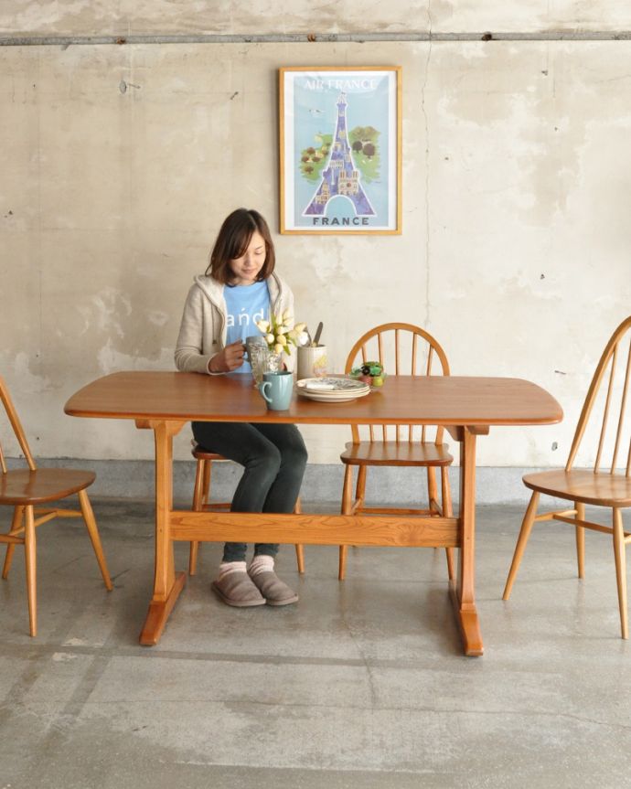 アーコールの家具　アンティーク家具　北欧インテリアの鉄板アイテム！アーコール社のアンティークダイニングテーブル。カジュアルで使いやすいテーブル。(x-857-f)