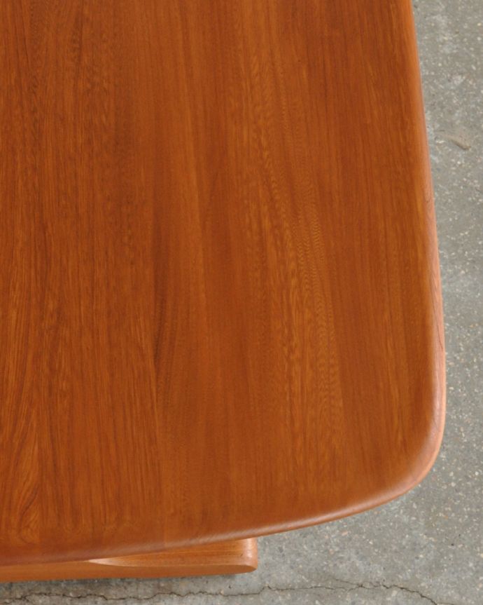 アーコールの家具　アンティーク家具　北欧インテリアの鉄板アイテム！アーコール社のアンティークダイニングテーブル。角が丸いので小さなお子様がいるお家でも安心してお使いいただけます。(x-857-f)