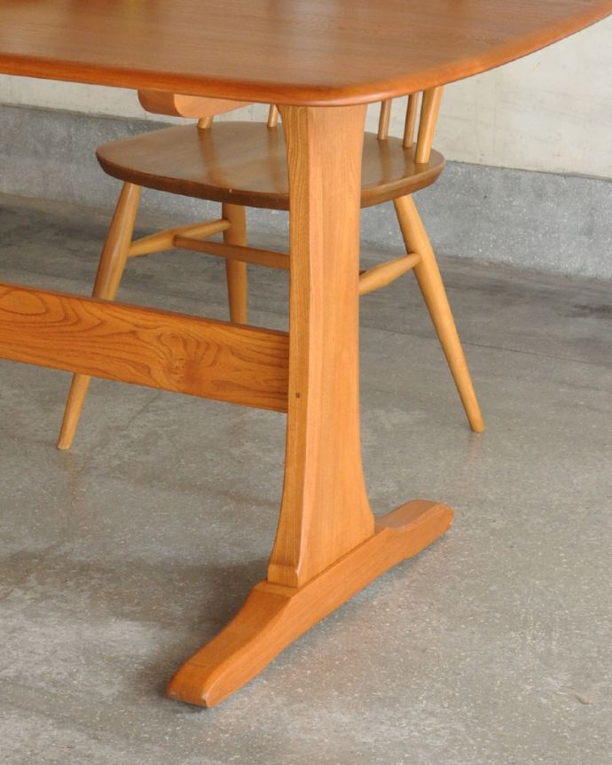 アーコールの家具　アンティーク家具　北欧インテリアの鉄板アイテム！アーコール社のアンティークダイニングテーブル。アーコールらしいスマートな脚。(x-857-f)